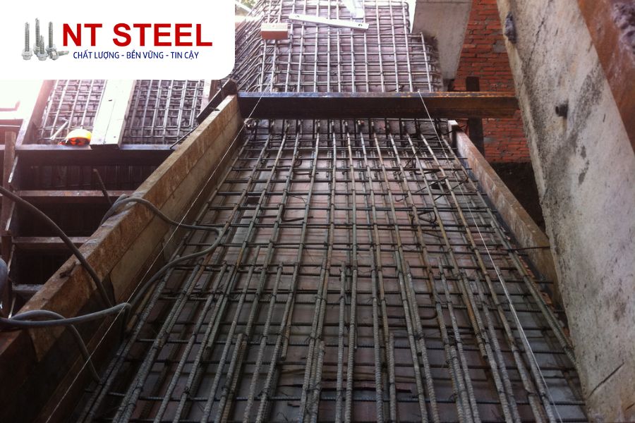 bố trí thép cầu thang bằng cách tạo khung thép dưới dạng ô lưới