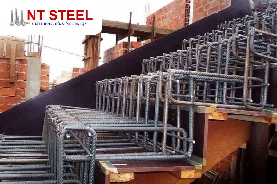 bố trí thép cầu thang bằng cách uốn thép chịu lực theo hình dáng cầu thang